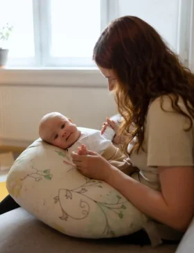 mother-holding-baby-showing-perinatal-mental-health-distress
